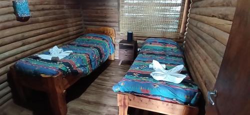 Habitación con 2 camas individuales en Cabaña Las Marias en Villa Santa Cruz del Lago