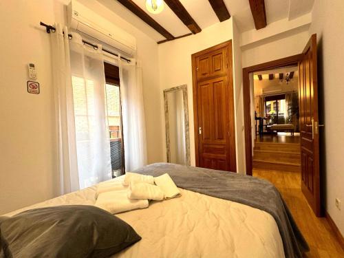 1 dormitorio con 1 cama grande y 2 almohadas en Suite Imperial II * Historic Center * Early Check-in en Toledo