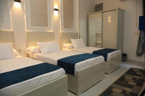 una camera con due letti e un armadio di Crystala guest house a Aswan