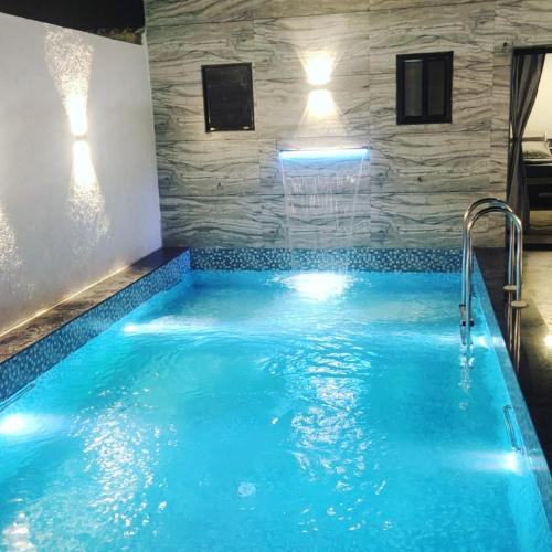 達曼的住宿－Juli villa，客房内的蓝色海水大型游泳池