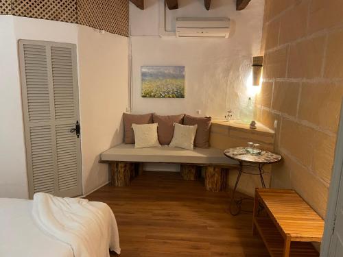 Ένα ή περισσότερα κρεβάτια σε δωμάτιο στο Sa Plana Petit Hotel