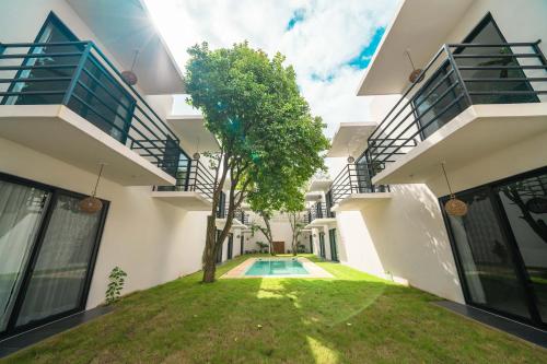 an external view of a house with a tree in the yard at Luna Azul Bacalar in Bacalar