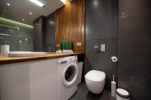 Ένα μπάνιο στο Fortuna Apartament z parkingiem