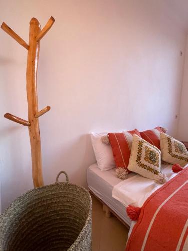 ein Zimmer mit einem Sofa und einem Kreuz an der Wand in der Unterkunft kosasurfmorocco in Aourir