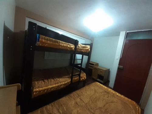 1 dormitorio con 2 literas en una habitación en Inca Wasi en Puno