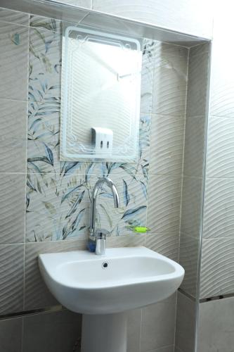 Crystala guest house في أسوان: حمام مع حوض ومرآة