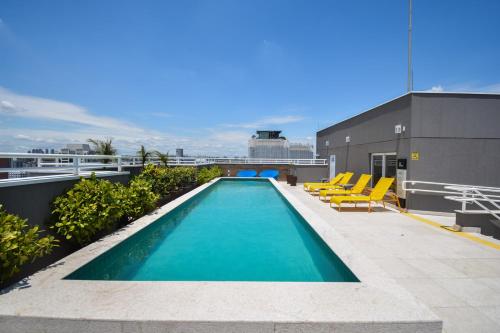 a swimming pool on the roof of a building at Pinheiros Faria Lima, Novo, 38M2, WIFI700MB - Traveller Awards 2024 in São Paulo