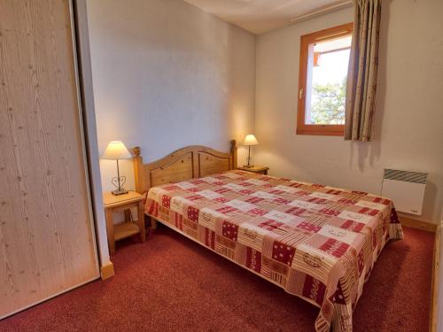 Ένα ή περισσότερα κρεβάτια σε δωμάτιο στο Appartement cosy 6 personnes avec piscine et parking au centre du village - FR-1-505-96