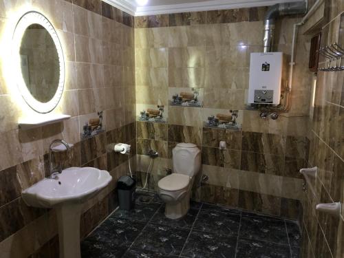 bagno con servizi igienici, lavandino e specchio di شارع على سلامة متفرع من يوسف ابو طالب - الحرفيين - السلام a Il Cairo
