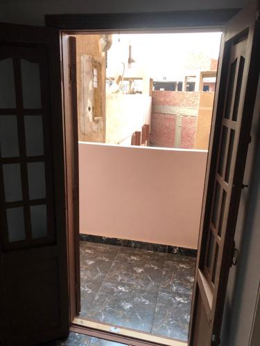 una porta aperta con vista su una cucina di شارع على سلامة متفرع من يوسف ابو طالب - الحرفيين - السلام a Il Cairo