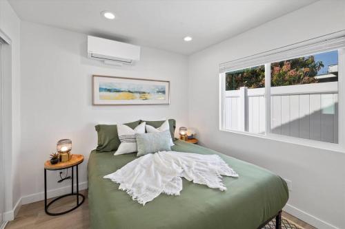 園林市的住宿－Cozy 1bd 1ba, Sleeps 3, Close to Disney & Beaches，一间卧室设有一张带窗户的绿色床