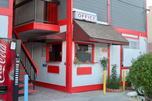 a red and white building with a coffee shop at Broadway Inn Motel in Los Angeles