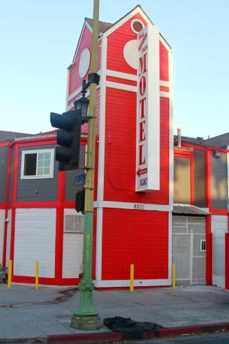 a red and white building with a sign on it at Broadway Inn Motel in Los Angeles
