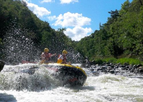two people riding on a boat in the water at Gîte Cosy - 72m2 - Hyper Centre - Tout équipé in Langeac