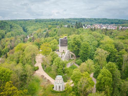 an old stone building in the middle of a forest at Talstation Heumöderntal in Treuchtlingen