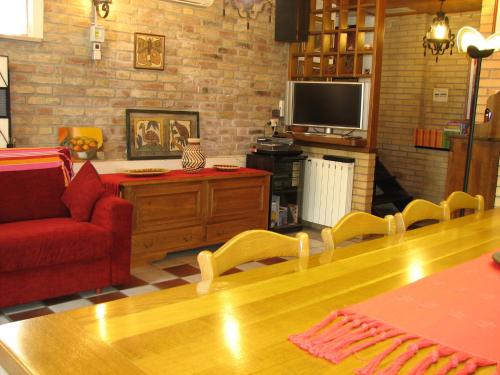 a living room with a table and a red couch at B&B Itala in Recanati