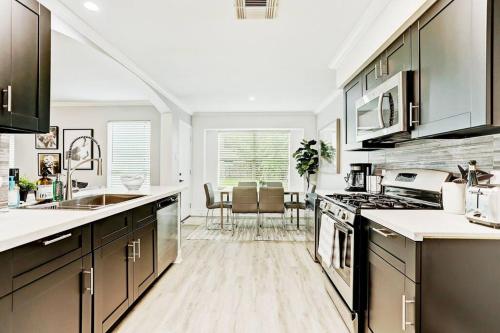 A kitchen or kitchenette at Artsy Home, Sleeps 9, Mins to Bellaire & Galleria