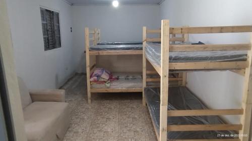 a room with two bunk beds in a room at ESPAÇO SHEHERAZADE PISCINA e LAZER in Juquitiba