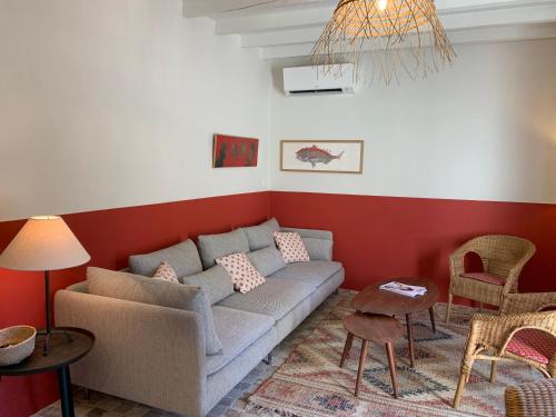 uma sala de estar com um sofá, uma mesa e cadeiras em Le Domaine de l'Aiguille Alpilles, Eygalières, Saint Rémy de Provence em Orgon