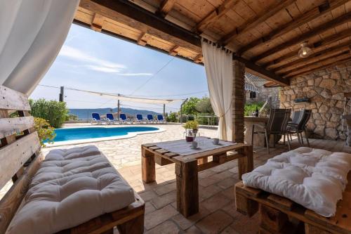 莫什尼卡德拉加的住宿－Villa Zaria，一个带桌椅的庭院和一个游泳池