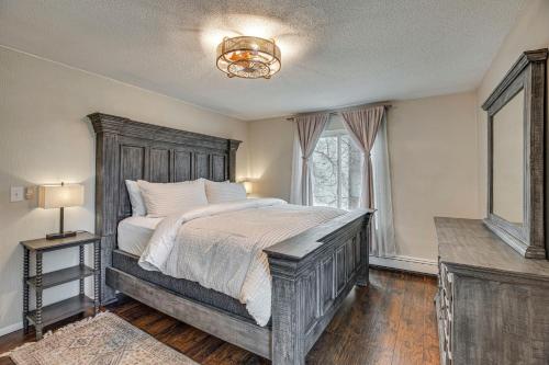 Ένα ή περισσότερα κρεβάτια σε δωμάτιο στο Grand Junction Condo Balcony, Community Pool!