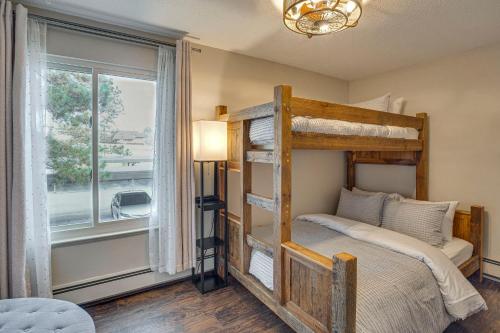 sypialnia z łóżkiem piętrowym i oknem w obiekcie Grand Junction Condo Balcony, Community Pool! w mieście Grand Junction