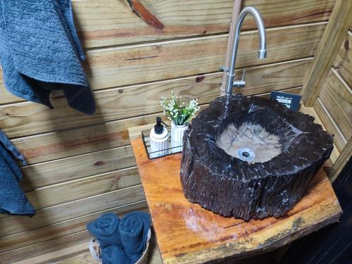 a bathroom counter with a sink in a room at Casa na Árvore - Chalé Quemeninho in Apiaí