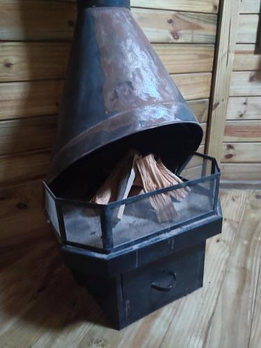 a black box with a fire inside of it at Casa na Árvore - Chalé Quemeninho in Apiaí
