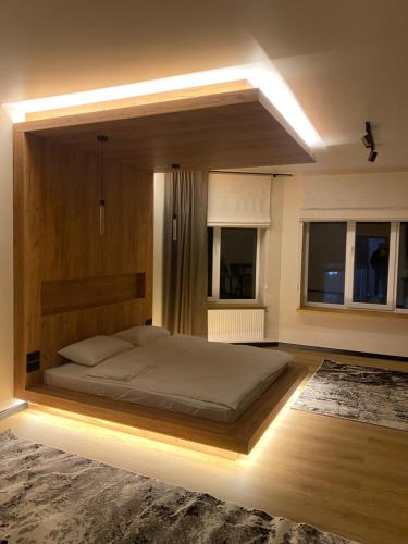 1 dormitorio con 1 cama grande en una habitación en Discovery Garden apartments, en Khmelʼnytsʼkyy