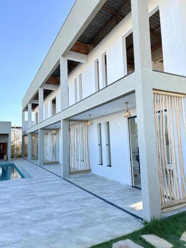 - un grand bâtiment blanc avec une piscine à côté dans l'établissement CASA AL MARE, à Prado