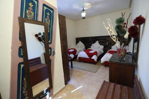 Ein Bett oder Betten in einem Zimmer der Unterkunft Kasbah Tizimi