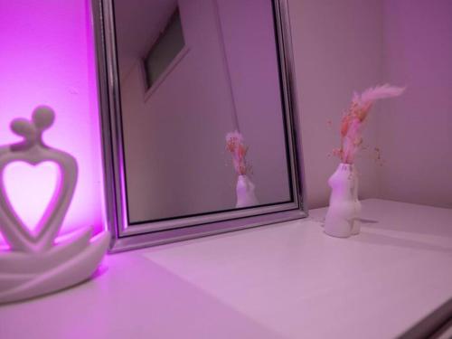 Pokój z lustrem i wazą ze świecą serca w obiekcie Pristine Relocation Flat 2 w Londynie