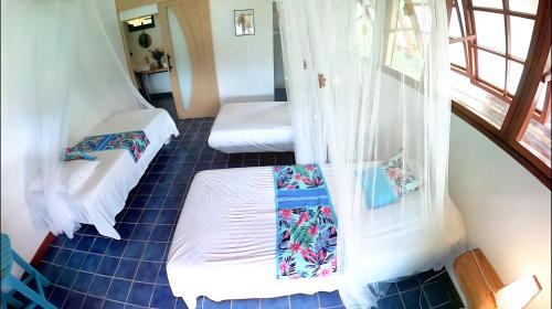 Una cama o camas en una habitación de Fare Oviri Lodge