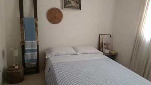 El Bosque +598 94625953 في باركي ديل بلاتا: غرفة نوم بسرير في غرفة بيضاء