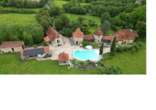 an aerial view of a house with a swimming pool at Les gites et chambres d'hôtes du Mas de bouzou in Grèzes