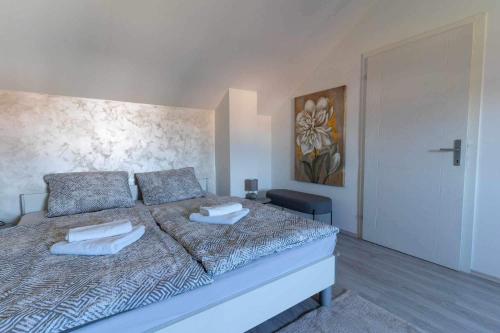 sypialnia z łóżkiem z dwoma ręcznikami w obiekcie Kuća za odmor PAVIĆ w mieście Vinkovci