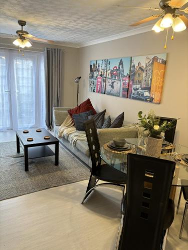 a living room with a couch and a table at Cosy Corner - 2 bed house with parking! in Southampton