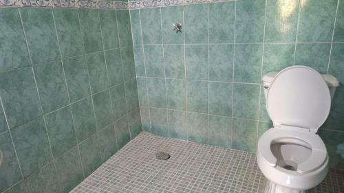 baño con aseo y suelo de baldosa. en Chuchosmom room 3, en Temalhuacán