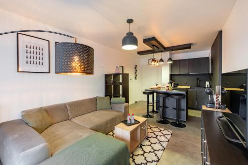 un salon avec un canapé et une cuisine dans l'établissement Casa de Bezons - T2 de 39 m2 à 15' La Défense, proche Paris, à Bezons