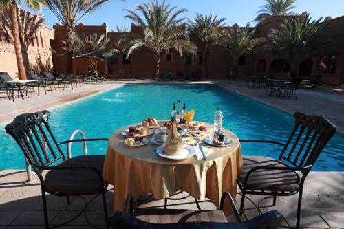 Der Swimmingpool an oder in der Nähe von Kasbah Tizimi