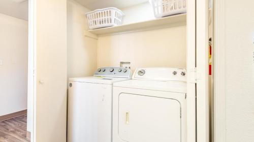 una lavadora y secadora blancas en una lavandería en Landing Modern Apartment with Amazing Amenities (ID6628X19), en Albuquerque