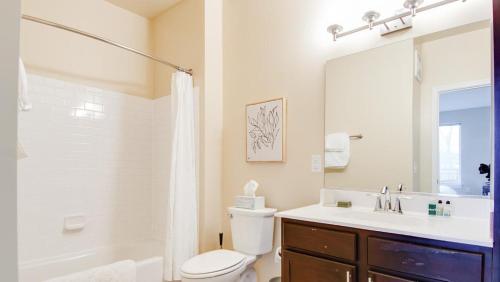 een badkamer met een toilet, een wastafel en een douche bij Landing Modern Apartment with Amazing Amenities (ID7221X88) in Frederick