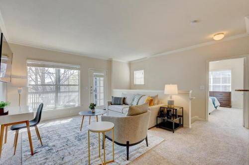 uma sala de estar com um sofá e uma mesa em Landing Modern Apartment with Amazing Amenities (ID2657X93) em Grapevine