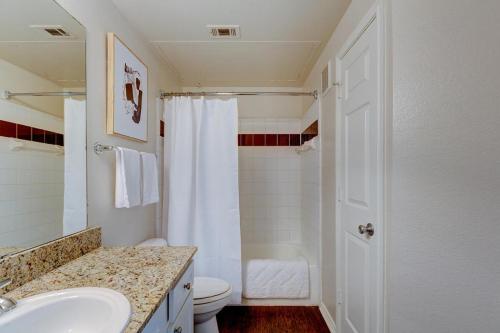 uma casa de banho com um lavatório, um WC e um chuveiro em Landing Modern Apartment with Amazing Amenities (ID2657X93) em Grapevine