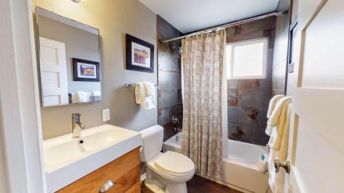 uma casa de banho com um lavatório, um WC e um chuveiro em Downtown Cozy Home Base - Purple Sage 7 em Moab