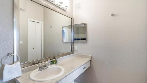 een badkamer met een wastafel en een grote spiegel bij Landing Modern Apartment with Amazing Amenities (ID7966X24) in Lewisville