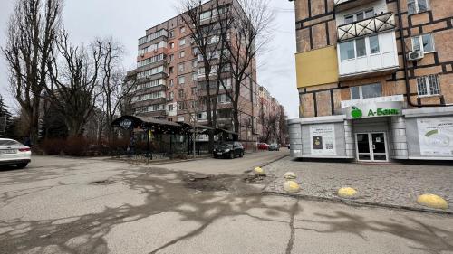 una calle vacía en una ciudad con edificios altos en 2 room Apartment on Gagarina 102, en Dnipro