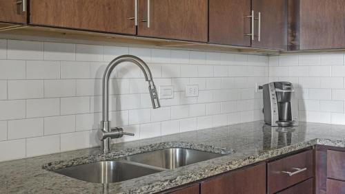 una encimera de cocina con fregadero en una cocina en Landing Modern Apartment with Amazing Amenities (ID4310X3) en Orlando
