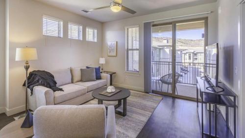 uma sala de estar com um sofá e uma mesa em Landing Modern Apartment with Amazing Amenities (ID7635X27) em Littleton