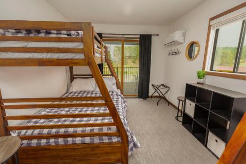 ラピッドシティにあるCabin 6 at Horse Creek Resortのベッドルーム1室(二段ベッド2組、デスク付)